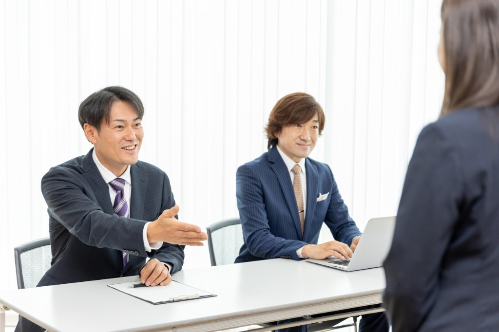 採用エントリー — 笑顔のビジネスパーソン