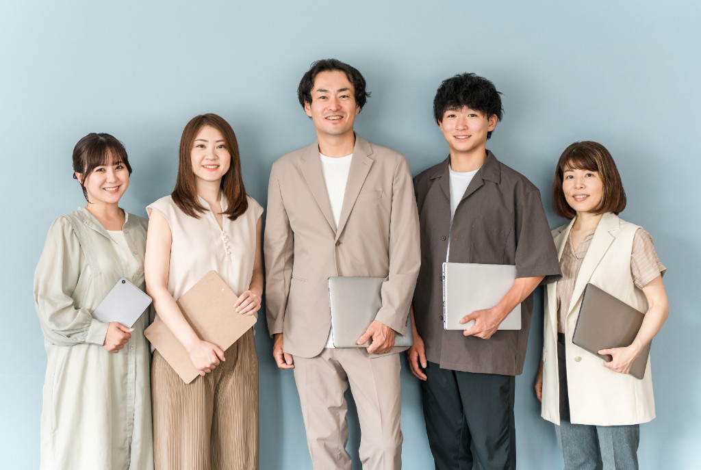 笑顔で並ぶHitotechのチームメンバー